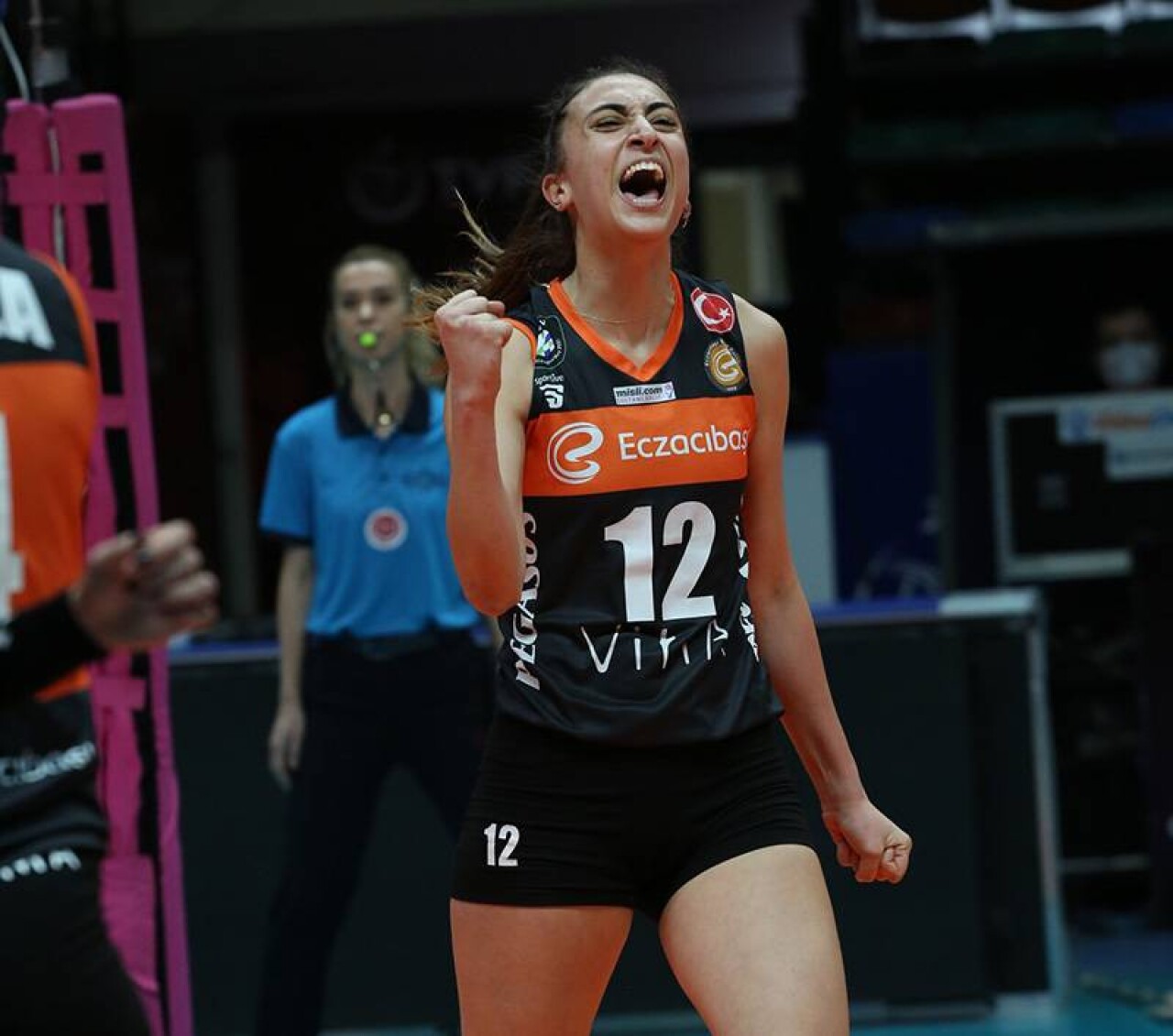 Voleybolcu Elif Şahin kim, yaşı, boyu kaç, evli mi, doğum tarihi, nereli, kardeşi kim, hangi takımda, sevgilisi, Instagram? 3